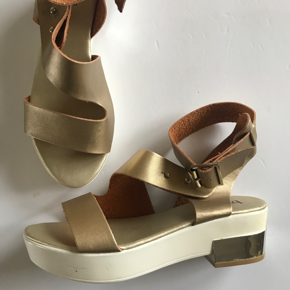 Open Toe Platform Sandal. Gold Metallic w/White Platform and Gold heel. 7 1/2